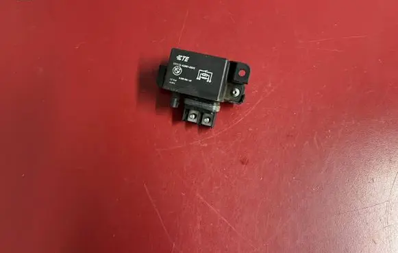 BMW X3 G01 Coolant fan relay 6836504