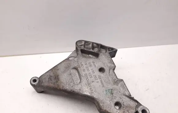 Engine mounting bracket