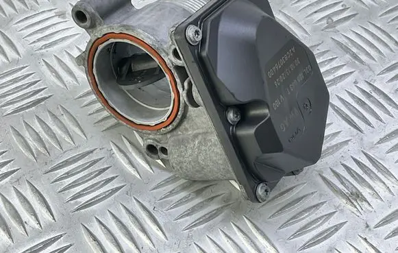 Volkswagen Tiguan Throttle valve 03L128063T