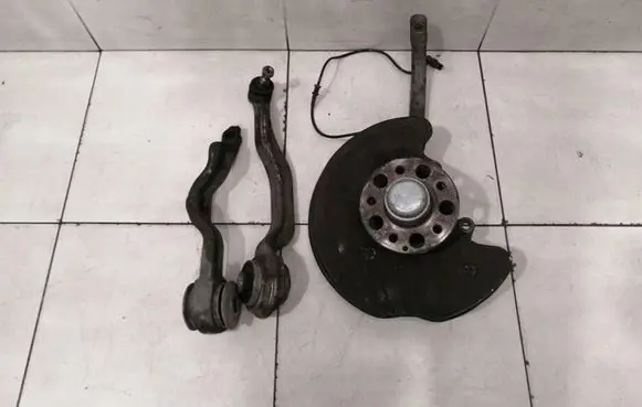 Mercedes-Benz SL R230 Front wheel hub A2113303720 A2113306420