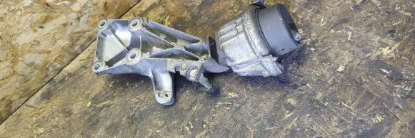BMW 1 E81 E87 Engine mount bracket 22116776529