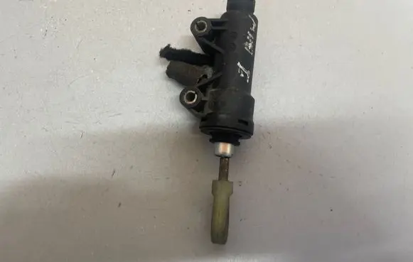 BMW 1 E82 E88 Clutch slave cylinder 6758822