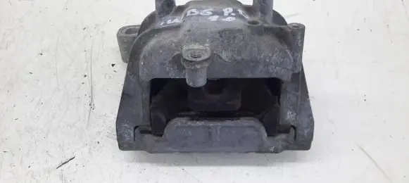 Volkswagen PASSAT B6 Engine mount bracket