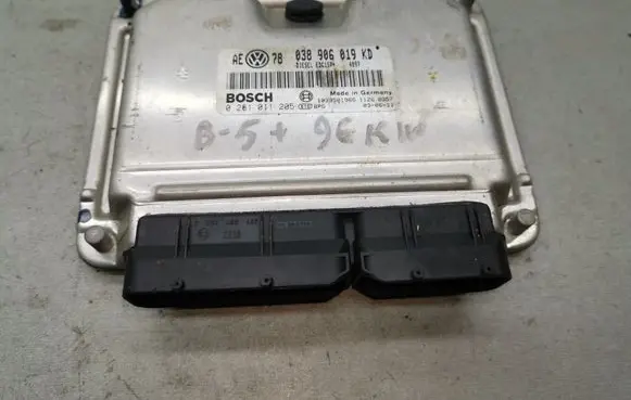 Volkswagen PASSAT B5.5 Engine control unit/module 038906019KD 0281011205