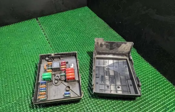 Volkswagen Touran I Fuse module 1K0937125A 017183071