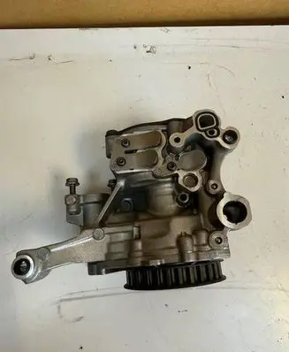 Volkswagen Tiguan Oil pump 04L145208T
