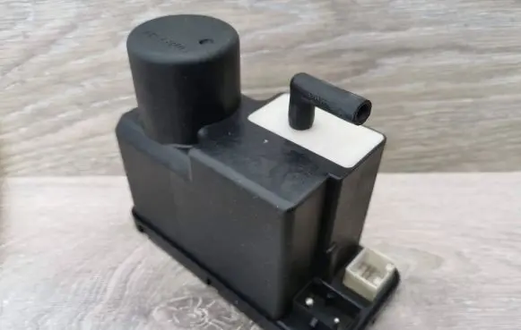 Audi 80 90 S2 B4 Central locking vacuum pump 4A0862257C 8TN00689300