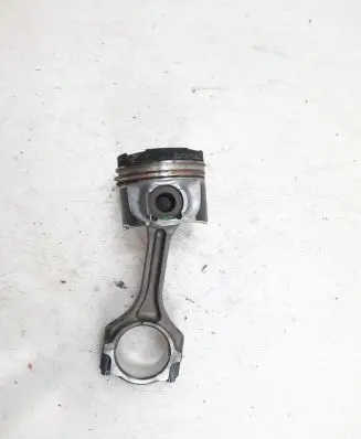 Mitsubishi Outlander Piston with connecting rod