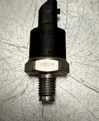 BMW 5 E39 Fuel pressure sensor 0281002475