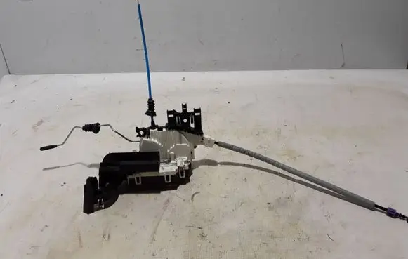 Mercedes-Benz GLA W156 Front door lock A1667200435