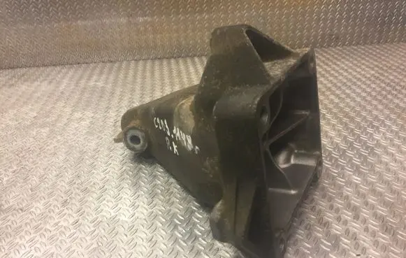 Mercedes-Benz C W203 Engine mounting bracket 2712230904 A2712230904