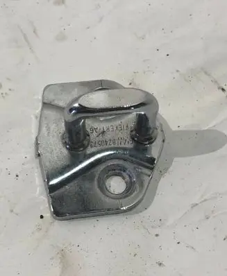 BMW 7 E65 E66 Front door lock loop/hook striker 8240573
