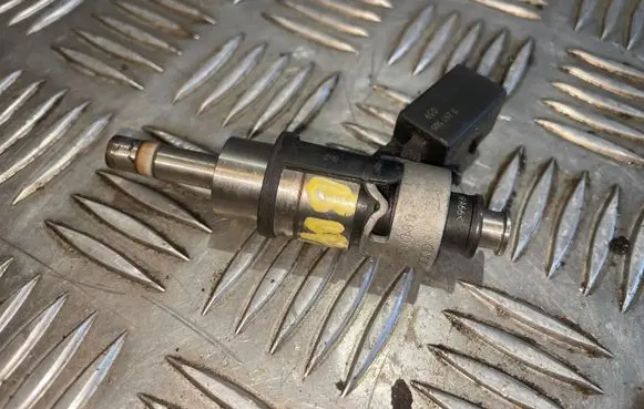 Audi A4 S4 B8 8K Fuel injector 06D133036D
