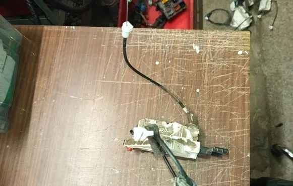 Peugeot 308 SW Rear door lock 567163
