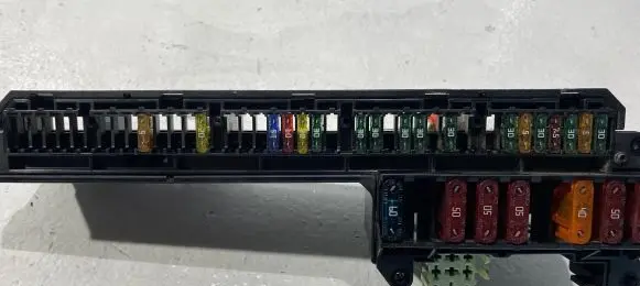 BMW 5 E60 E61 Fuse module 15613290