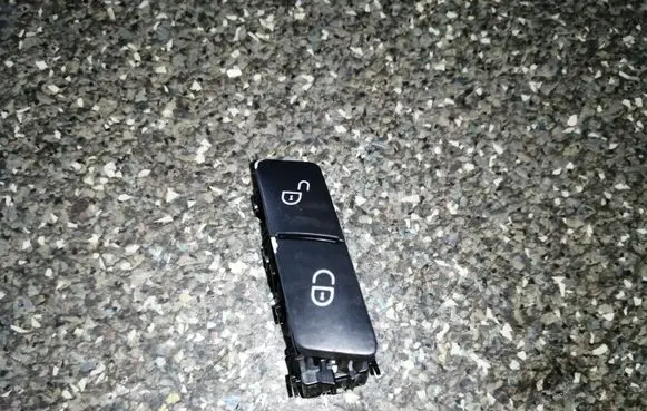 Mercedes-Benz E W212 Central locking switch button A2049058402