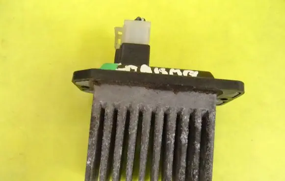Mitsubishi Carisma Heater blower motor/fan resistor MR315051