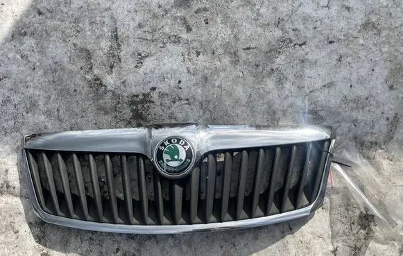 Skoda Octavia Mk3 (5E) Front grill 1ZD853661A 1ZD853688BA