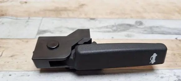 Engine bonnet (hood) release handle