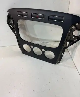 Ford Fusion II Radio/GPS head unit trim BS7118522 3100566C