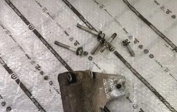 Jeep Grand Cherokee Engine mounting bracket