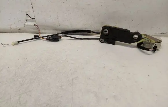 Volkswagen PASSAT B5.5 Tailgate exterior lock 3B9827297A