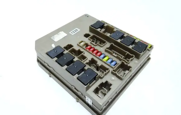 Renault Clio III Fuse module 674654A 7J021198