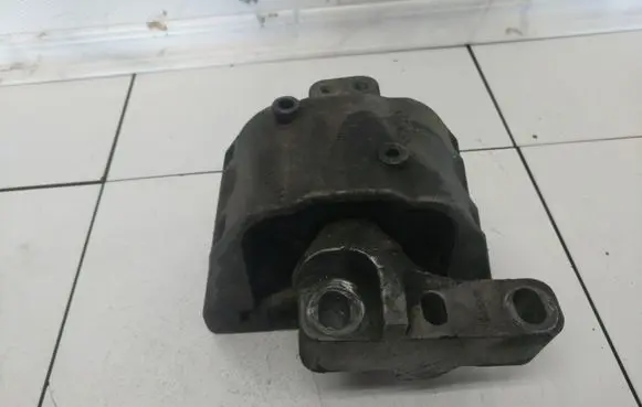 Skoda Octavia Mk1 (1U) Engine mount bracket 1J0199262