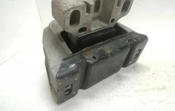 Volkswagen Caddy Engine mount bracket