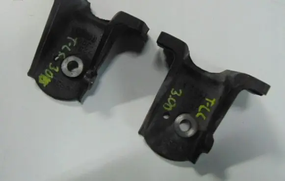 Toyota Land Cruiser (J120) Engine mounting bracket