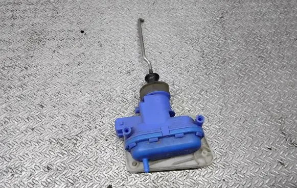 Audi 80 90 S2 B4 Central locking vacuum pump 