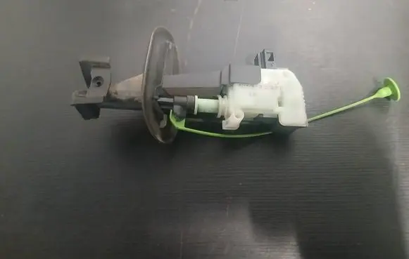 Volvo V70 Fuel tank cap lock 86113136