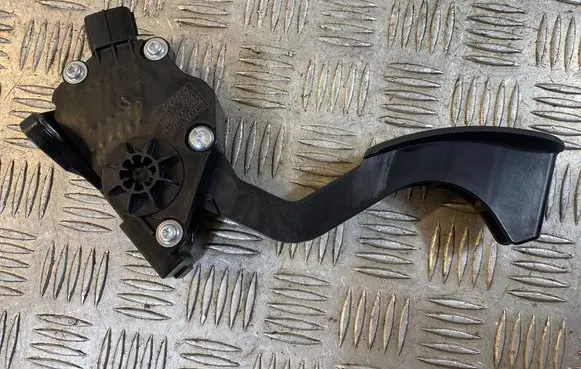 Lexus CT 200H Accelerator throttle pedal 7811076021 1988008482 06R13D00031