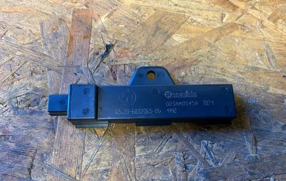 BMW 7 G11 G12 Keyless system antenna 6832065