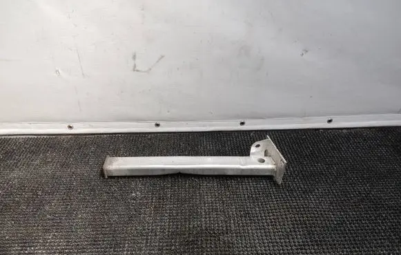 Citroen DS5 Radiator mount bracket 