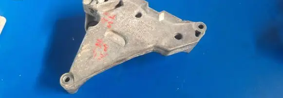 Volkswagen Golf V Engine mounting bracket 03g199207f