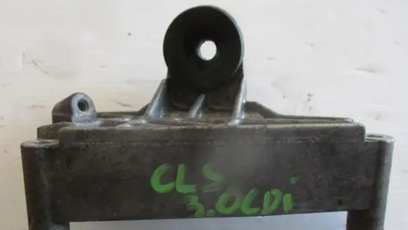 Mercedes-Benz CLS C218 X218 Engine mounting bracket