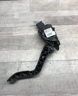 Accelerator throttle pedal