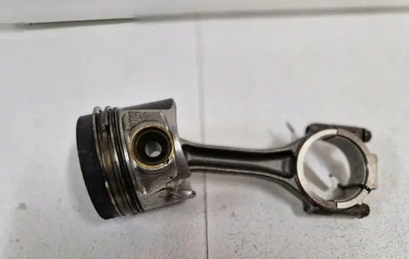 Volkswagen Tiguan Piston with connecting rod