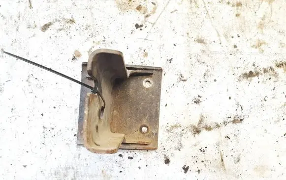 Front bumper mounting bracket
