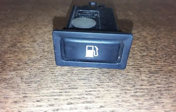 Toyota Avensis T250 Fuel tank opening switch 156795