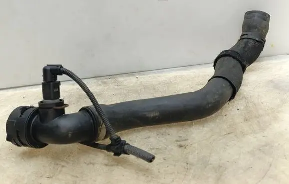 Volkswagen Touareg I Engine coolant pipe/hose 7L6122291M