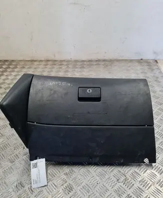 Volkswagen Golf IV Glove box