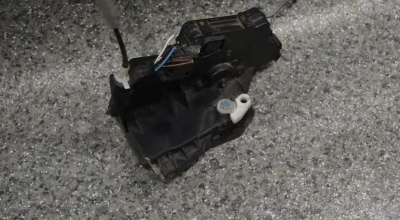 BMW 3 E46 Front door lock (next to the handle) 