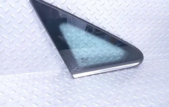 Opel Zafira B Front triangle window/glass 13123923