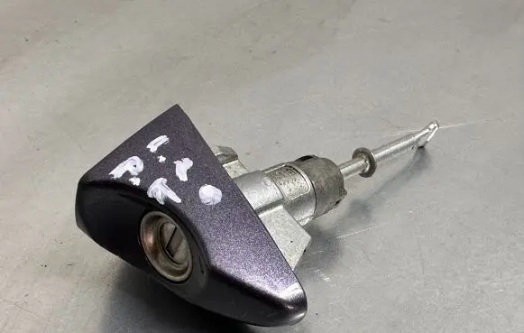 Hyundai i20 (GB IB) Front door lock (next to the handle) 