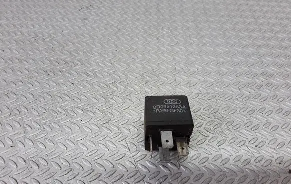 Volkswagen PASSAT B5 Other relay 8D0951253A