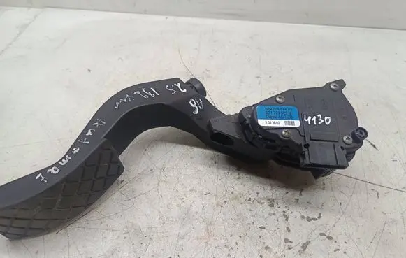 Volkswagen PASSAT B5 Accelerator throttle pedal 8D1723523M 6PV00837602