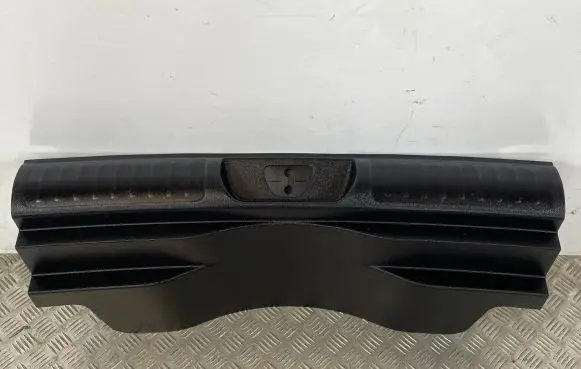Trunk/boot sill cover protection