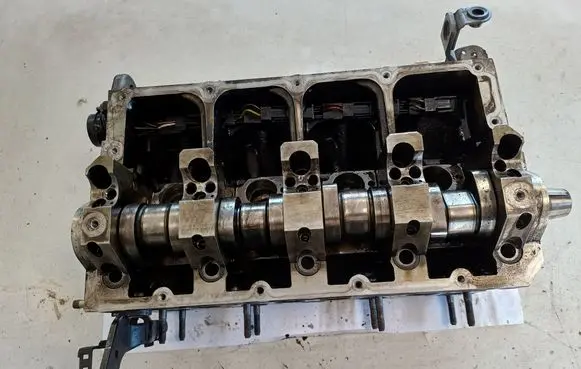 Volkswagen PASSAT B6 Engine head 038103373R